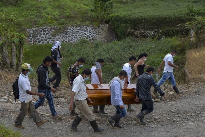 Según expertos de la Universidad Nacional de Colombia, la tragedia de Mocoa podría repetirse en otros 385 municipios del país que están ubicados en zonas de alto riesgo, a la orilla o incluso en el mismo cauce de los ríos. (LUIS ROBAYO/AFP/Getty Images).