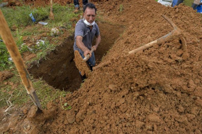 Un hombre cava el hoyo donde enterrará a un familiar que murió en la avalancha de lodo y piedras que sorprendió a la ciudad colombiana de Mocoa, el 1 de abril en horas de la mañana. (LUIS ROBAYO/AFP/Getty Images).