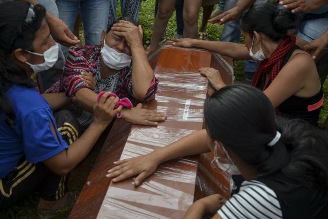 Autoridades ambientales habían advertido, el pasado 21 de marzo, que 12 millones de colombianos están en situación de riesgo por inundaciones y crecientes súbitas de ríos, debidas a la temporada invernal, el cambio climático y la deforestación, entre otros factores. (LUIS ROBAYO/AFP/Getty Images).