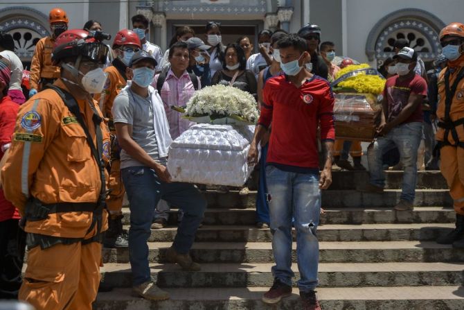 La tragedia deja al menos 290 muertos, entre ellos 43 niños, y 260 heridos. Mocoa tiene 43.700 habitantes y está ubicada a 618 kilómetros de Bogotá, muy cerca de la frontera con Ecuador.(LUIS ROBAYO/AFP/Getty Images).