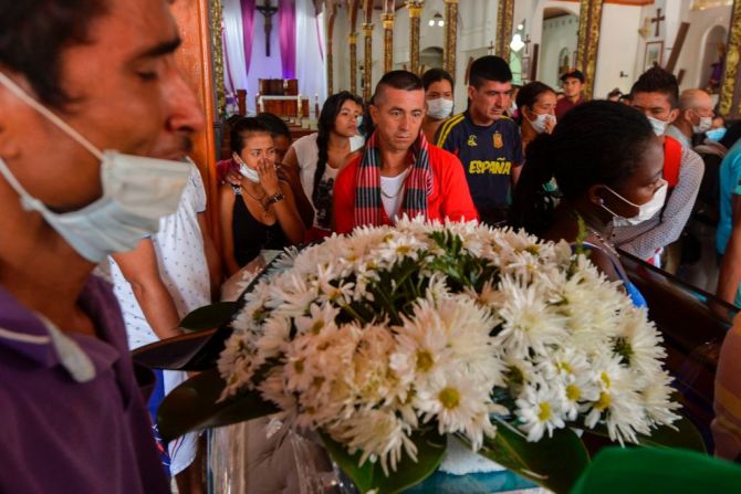 Para enterrar a las más de 290 víctimas de la avalancha en Mocoa -incluidos 43 niños-, las autoridades han realizado varios funerales colectivos. (LUIS ROBAYO/AFP/Getty Images).