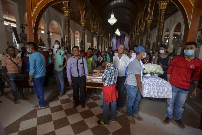 Funeral masivo en una iglesia de Mocoa, en el departamento de Putumayo. El gobierno colombiano declaró el estado de emergencia económica en la capital de Putumayo, tras la tragedia que ya deja casi 300 muertos. (LUIS ROBAYO/AFP/Getty Images).