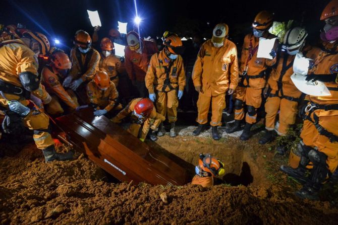 Un voluntario de la Defensa Civil colombiana entierra a su compañero Jesús Diago, de 33 años, quien murió rescatando a su familia de la avalancha del pasado 1 de abril en Mocoa. (LUIS ROBAYO/AFP/Getty Images).