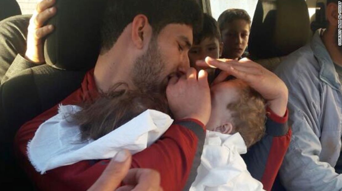 Youssef abraza a sus hijos gemelos de 9 meses, quienes murieron en el ataque químico de este martes en Siria.