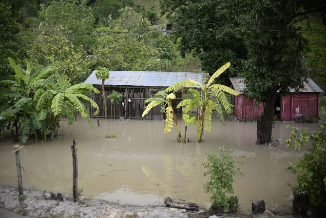 En agosto del 2016, Guatemala sufrió por inundaciones producidas por el paso del huracán Earl, que también afectó a Belice. Ambos países están en la categoría de medio bajo del listado de países más vulnerables y menos preparados para enfrentar el cambio climático.