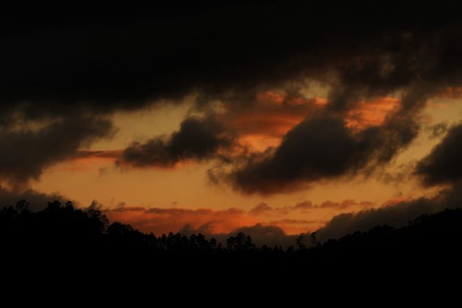 Esta foto de un atardecer acompañado de contaminación, cerca del río Lempa, en el este de Guatemala, fue captada el pasado 3 de febrero.