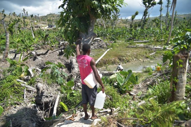 Haití, Guyana y Bolivia son los países más vulnerables de América al cambio climático, según un estudio realizado por el proyecto ND-Gain Country Index, de la Iniciativa de Adaptación Global de la Universidad de Notre Dame, en Estados Unidos. En la foto, Wilfrid sale a buscar agua en medio de la destrucción generada por el paso del huracán Matthew en octubre del 2016, en Haití. El huracán dejó más de 570 muertos y unas 750.000 personas damnificadas.