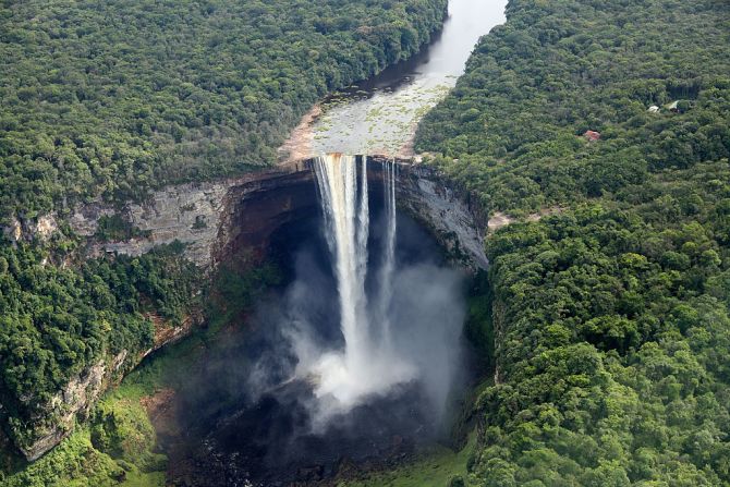 En la categoría de medio bajo de los países más vulnerables y menos preparados al cambio climático Guyana ocupa el puesto 128, entre 181 países. En la foto, las icónicas cataratas de Kaeiteur, en ese pequeño país del norte de Suramérica, que pronto podrían comenzar a secarse si no se toman medidas para frenar el impacto de ese fenómeno medioambiental.