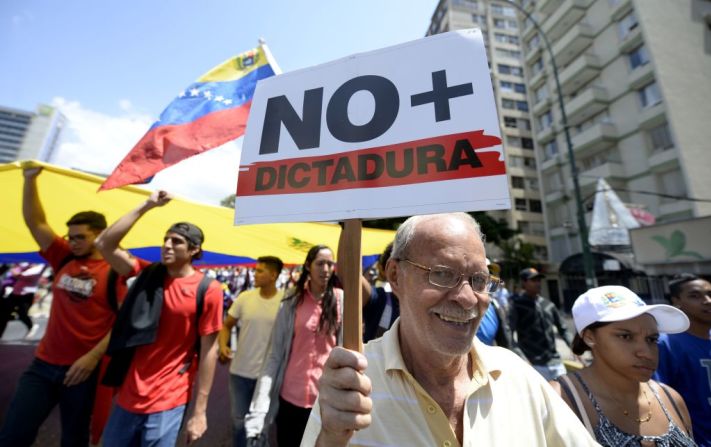 “No más dictadura”, piden los manifestantes en la marcha de este jueves. El proceso de destitución de los jueces del TSJ está el artículo 265 de la Constitución Nacional.