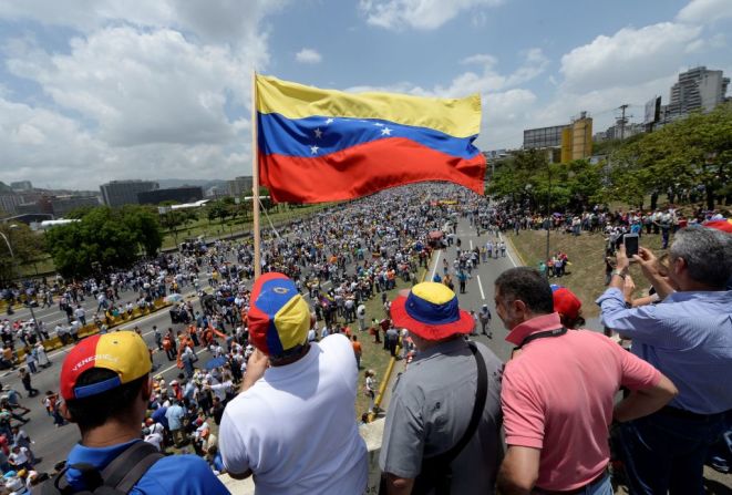 Por segundo día consecutivo, grupos de manifestantes protestaron en las calles de Caracas contra el gobierno del presidente Nicolás Maduro.