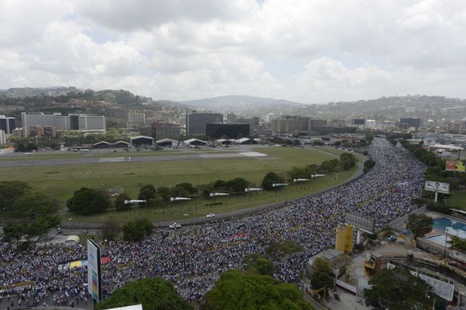 Las protestas se dan en medio de una profunda crisis institucional que sigue dividiendo al país, días después de que el Tribunal Superior Supremo le quitara los poderes a la Asamblea Nacional de Venezuela. El fallo que fue modificado días después.