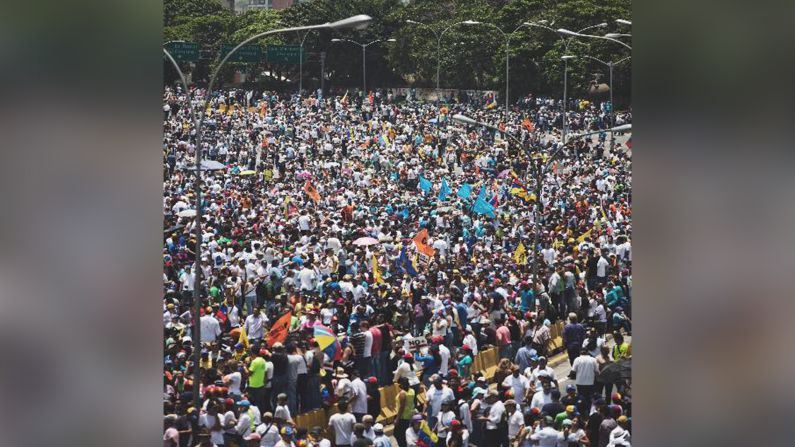 Una gran multitud de venezolanos aparece en esta foto del tuitero Donaldo Barros reunidos en la autopista Francisco Fajardo de Caracas en las manifestaciones contra el gobierno de Maduro.