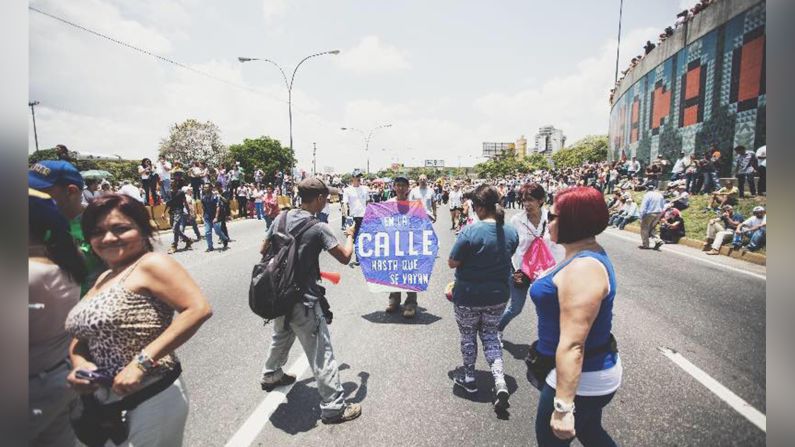 “En la calle hasta que se vayan”, dice uno de los manifestantes contra el gobierno de Venezuela, que piden la salida de Nicolás Maduro del poder. La oposición marcha pidiendo la convocatoria de elecciones y la destitución de los jueces del TSJ.