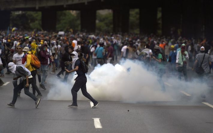 La Guardia Nacional contuvo a los manifestantes con humo y de agua en las manifestaciones de este jueves mientras gritaban “el pueblo unido jamás está vencido”.