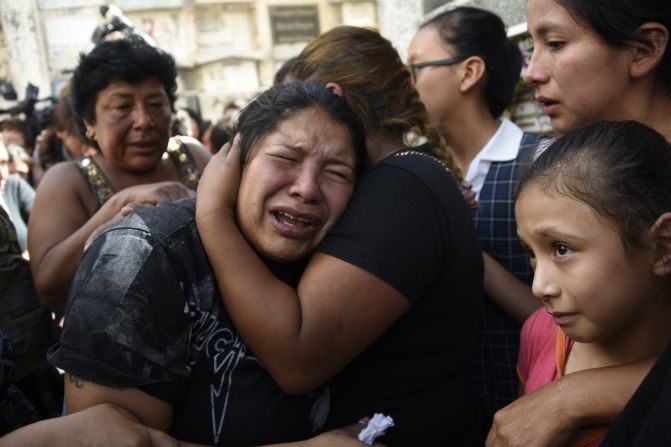 Familiares y amigos lloran el 10 de marzo del 2017 en el funeral de Madelyn Patricia Hernández Hernández, de 14 años, quien murió en el incendio del hogar seguro Virgen de la Asunción.