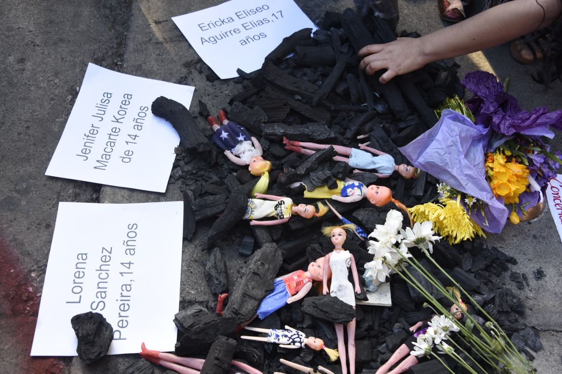 Muñecas que representan las víctimas del hogar seguro Virgen de la Asunción se ven entre carbones durante una manifestación denominada "Guatemala no es un hogar seguro" en Ciudad de Guatemala. JOHAN ORDÓÑEZ/AFP/Getty Images)