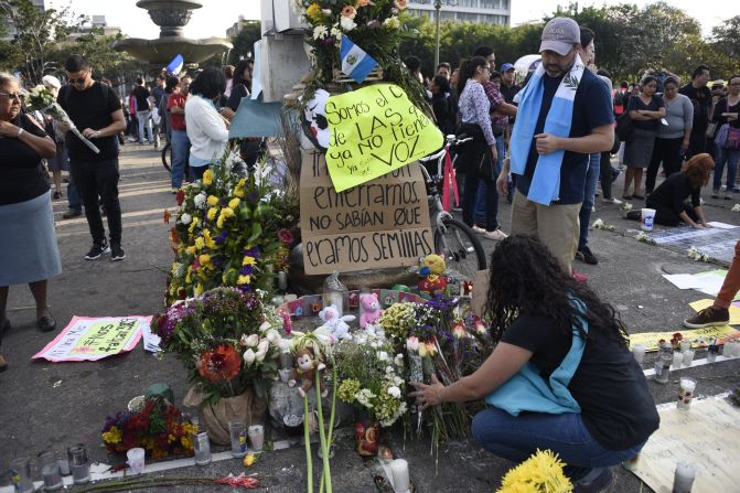 Estudiantes universitarios guatemaltecos demandan el 15 de marzo del 2017 justicia en el caso de la muerte de 41 niñas en el Hogar Seguro Virgen de la Asunción.