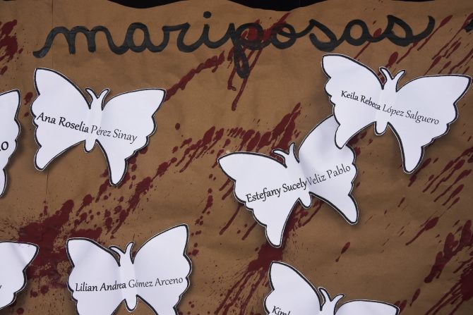 Mariposas de papel con los nombres de las víctimas se observan el 14 de marzo del 2017 durante una manifestación en Ciudad de Guatemala.