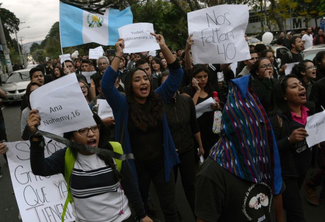 Estudiantes universitarias guatemaltecas demandan en una marcha el 15 de marzo del 2017 justicia en el caso de la muerte de 41 niñas en el Hogar Seguro Virgen de la Asunción.