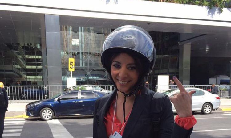 En un día de paro nacional en Argentina y la realización del Foro Económico Mundial en Buenos Aires, Gabriela Frías tuvo que llegar en motocicleta a la Casa Rosada para su entrevista con Mauricio Macri.