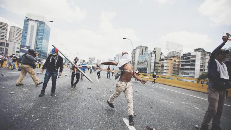 CNNE 396684 - donaldo barros protesta tubos