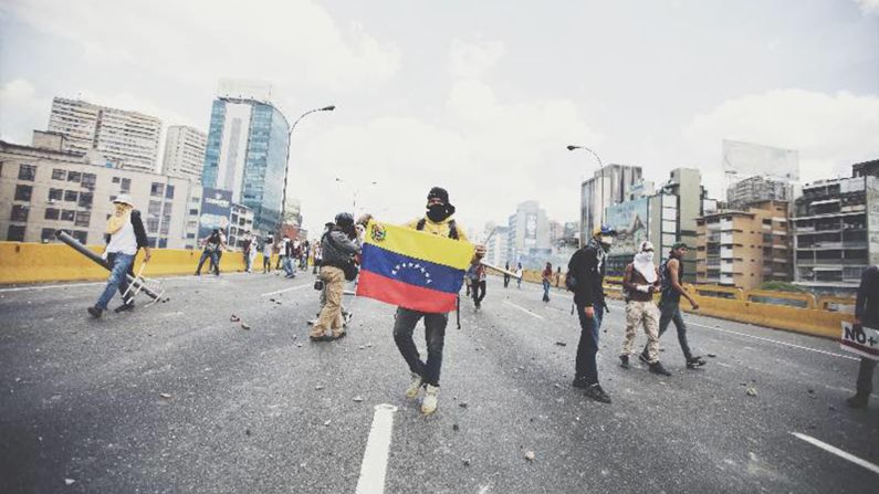 CNNE 396686 - donaldo barros protesta bandera