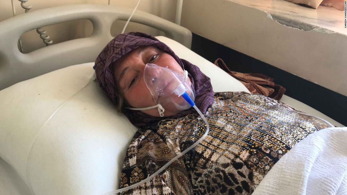 Aisha al Tilawi, de 55 años, se recupera en un hospital del sur de Turquía al día siguiente del ataque.