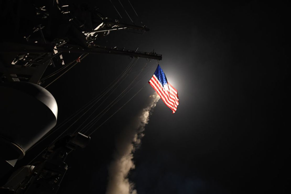 En esta imagen de la Naval de EE.UU. se ve como el buque USS Porter dispara un misil Tomahawk en el ataque a Siria del 7 de abril de 2017.El USS Porter fue uno de los dos buques que dispararon un total de 59 misiles crucero a una base militar siria en retaliación por el ataque químico que dejó decenas de civiles muertos esta semana. El ataque es el primero directo de EE.UU. a Siria y al gobierno de Bashar al Assad en los 6 años de guerra allí.