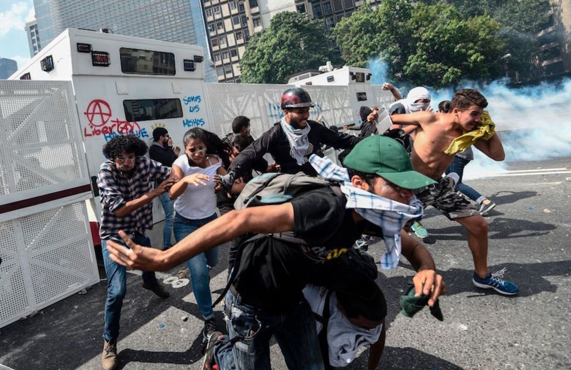 Imágenes de los choques entre manifestantes y policías en la protesta en Caracas este miércoles (JUAN BARRETO/AFP/Getty Images).