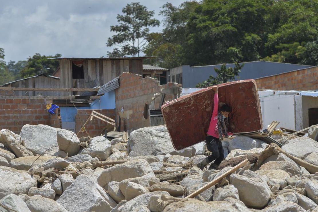 Un joven transporta un colchón en medio de los escombros que dejó el paso de la avalancha causada por fuertes lluvias en Mocoa, capital del departamento de Putumayo, el 4 de abril de 2017.