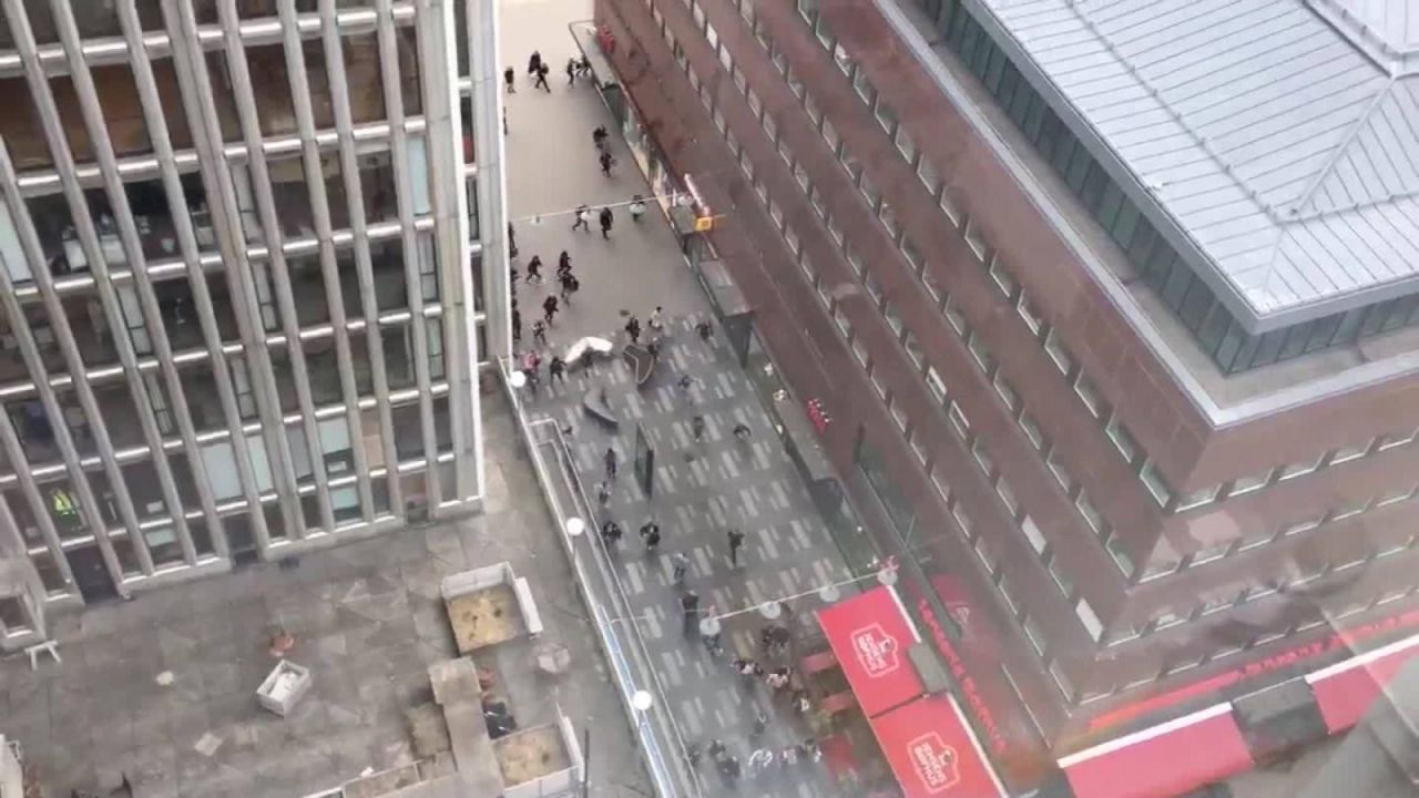 Así se vio desde arriba a varias personas alejándose de la zona en la que ocurrió el incidente en Estocolmo.