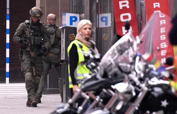 Según lo que se sabe, un vehículo arremetió contra los transeúntes en una calle muy concurrida y se estrelló en una tienda.