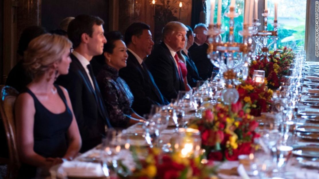 El presidente de EE.UU. Donald Trump (centro) y el presidente de China Xi Jinping (junto a Trump del lado izquierdo de la foto) durante la cena en la casa de Mar-a-Lago, en Florida, este 6 de abril.