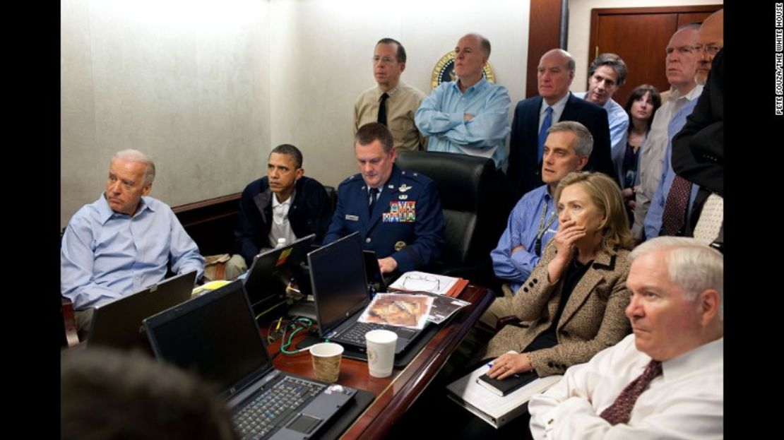 La famosa foto de los funcionarios del gobierno de Barack Obama observando el ataque contra el compuesto de Osama bin Laden. El material que está sobre la mesa fue editado con un efecto borroso antes de que la fotografía fuera publicada.