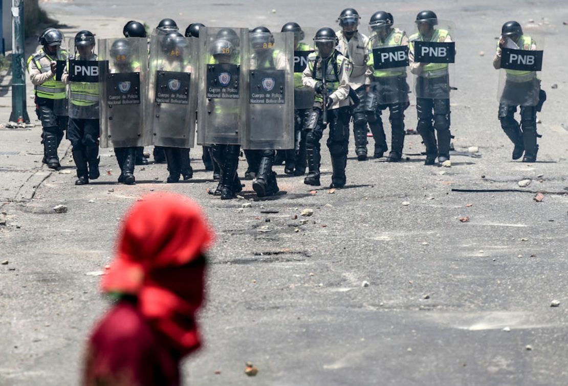 Enfrentamientos entre policías y manifestantes durante las protestas del jueves en Caracas.