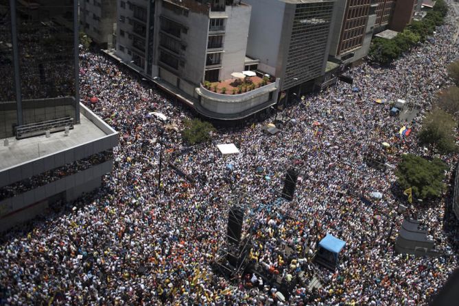 Una multitud de manifestantes marchó este sábado en Caracas contra el gobierno de Venezuela.