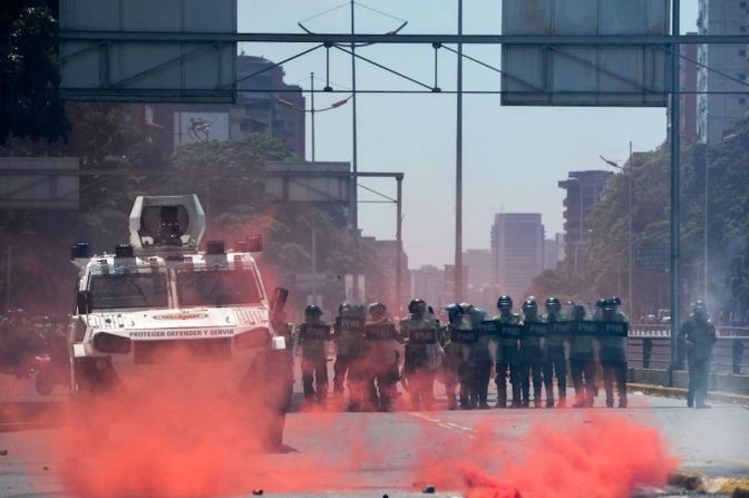 Nuevos enfrentamientos estallaron entre policías y manifestantes.