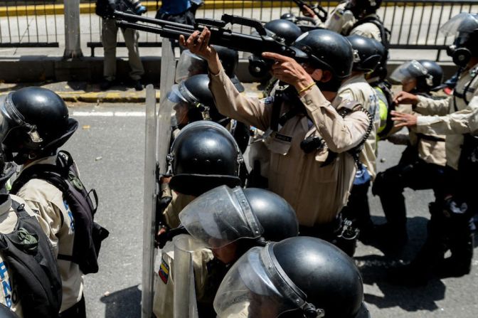 Policías antimotines durante las marchas de este sábado en Caracas.