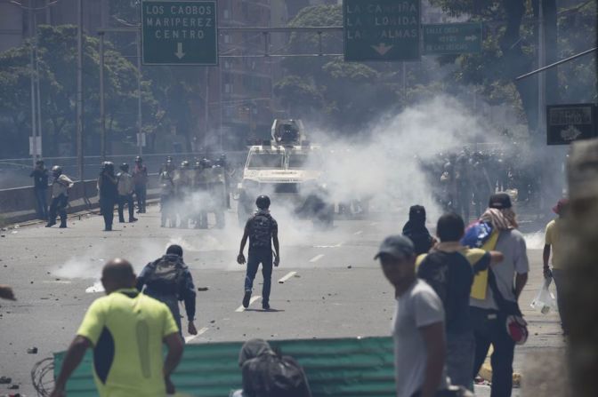 Policías antimotines y manifestaron se enfrentaron este sábado en Caracas.