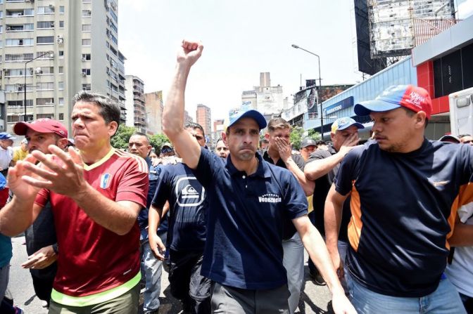 Policías antimotines y manifestaron se enfrentaron este sábado en Caracas.