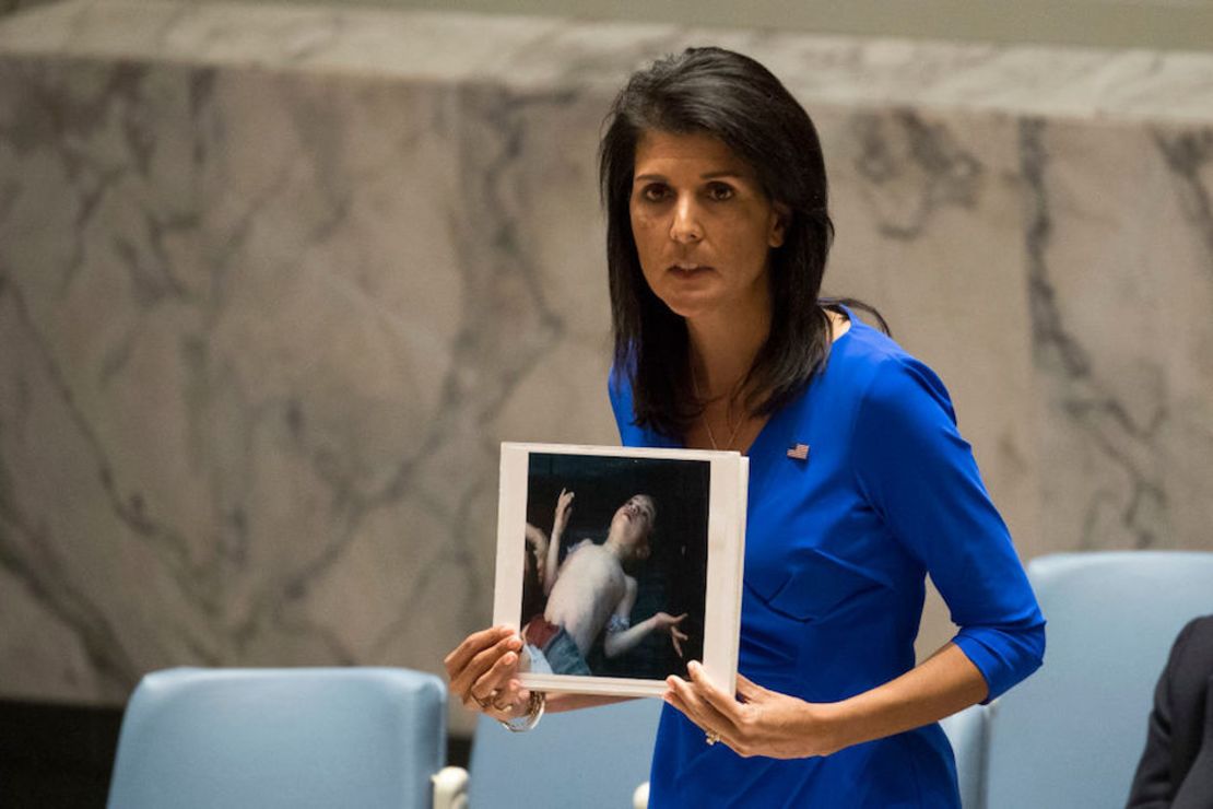 La embajadora de Estados Unidos ante la ONU, Nikki Haley, mostró imágenes de las víctimas del ataque químico en Siria.