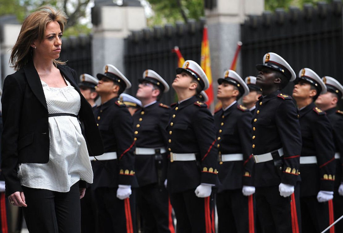 Carme Chacón pasa revista a las tropas en su primer día como ministra de Defensa de España.