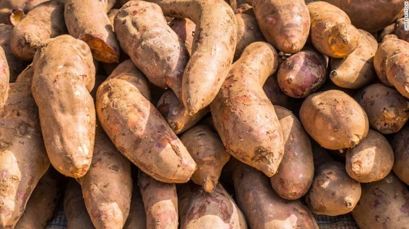 Mandioca — Este alimento también conocido como yuca puede ser venenoso si no es procesado apropiadamente. El tubérculo contiene cianuro natural.