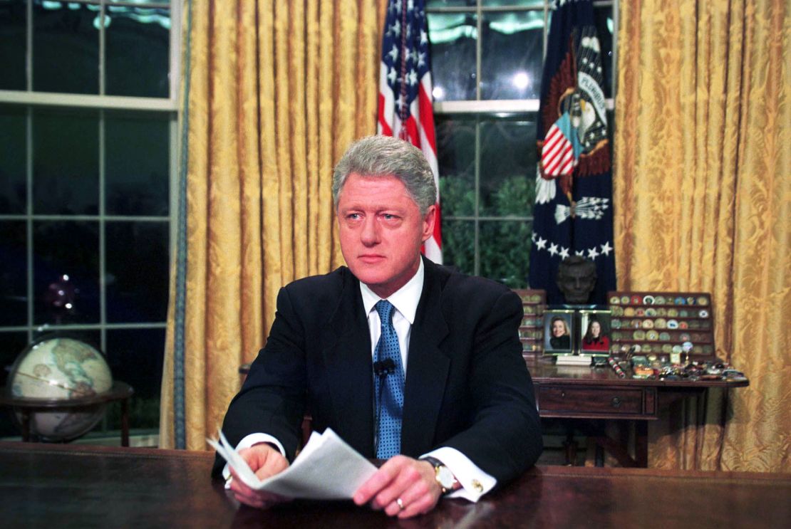 El expresidente Bill Clinton en la Oficina Oval tras su discurso a la nación sobre los bombardeos de la OTAN a fuerzas serbias en Kosovo el 24 de marzo de 1999.