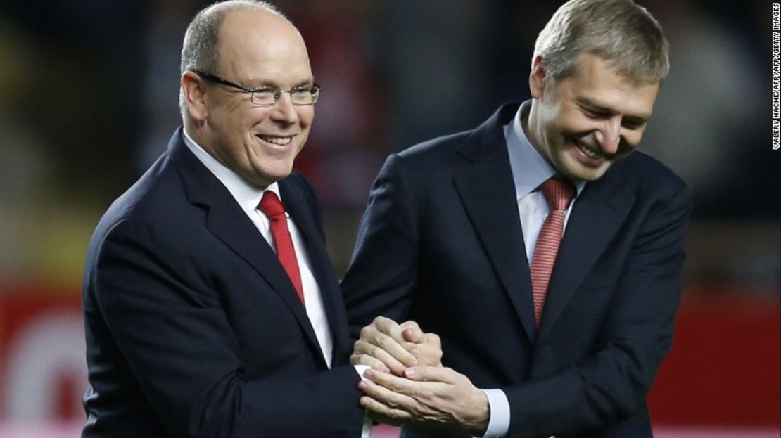 El príncipe Alberto II de Mónaco (i) estrecha la mano del presidente ruso del Mónaco, Dmitry Rybolovlev (d) antes de un partido de la Ligue 1.