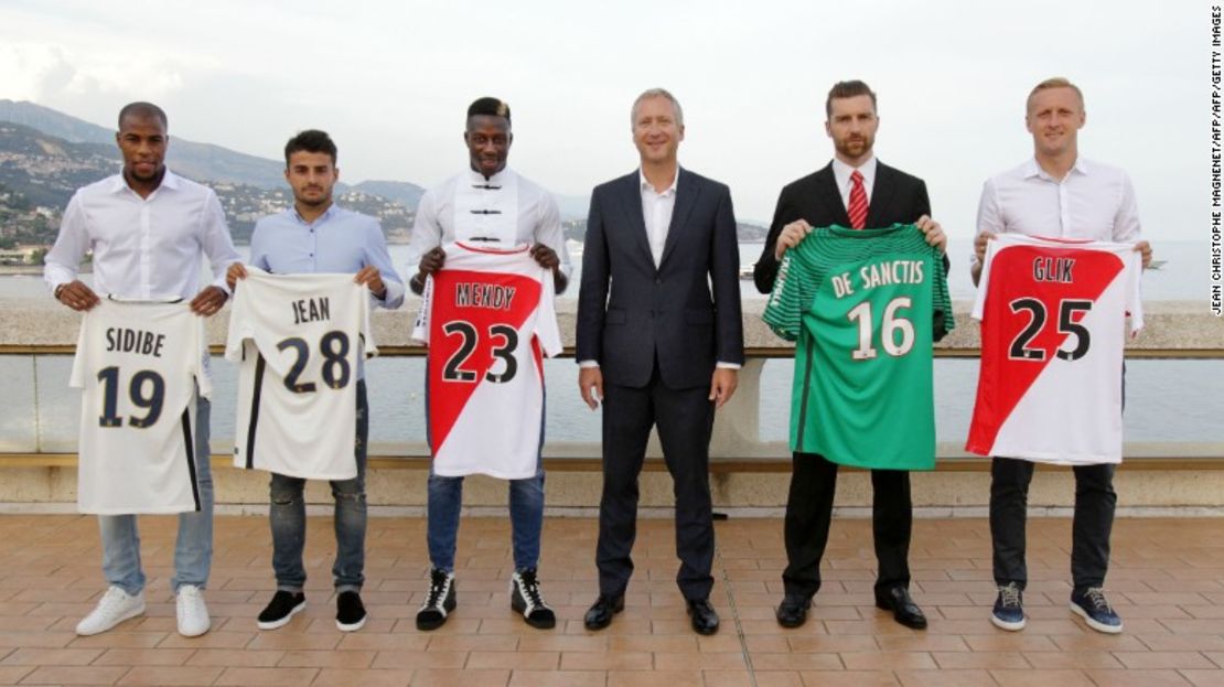 Vadim Vasilyev (c) es retratado junto a Djibril Sidibe, Corentin Jean, Benjamin Mendy, Morgan de Sanctis y Kamil Glik en agosto del 2016.