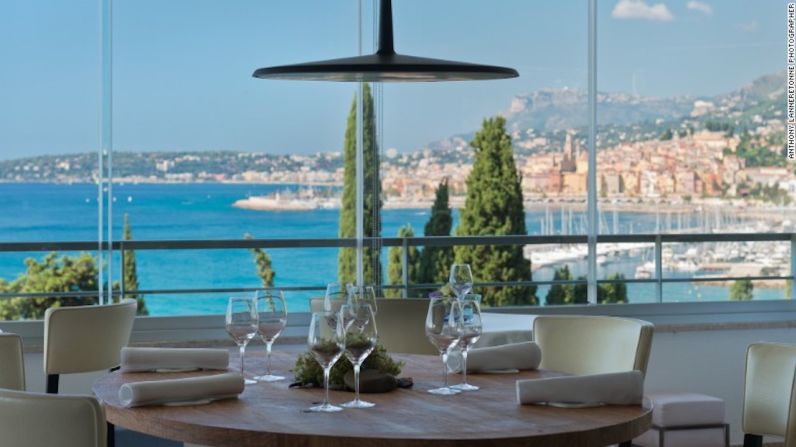 4. Mirazur (Menton, Francia) — El restaurante mediterráneo Mirazur, manejado por el chef argentino-italiano Mauro Coagreco, está ubicado a un lado de la rivera francesa, a pocos pasos de la frontera italiana.