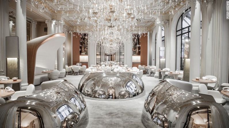 13. Alain Ducasse Au Plaza Athenee (París) — Tras su remodelación, el hotel Plaza Athenee en París reabrió y con ella el Alain Ducasse Au Plaza Athenee volvió. El restaurante llegó hasta el puesto número 13, convirtiéndose en el reingreso más alto de la lista.