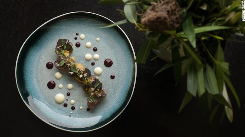 21. Alinea (Chicago) — Mezclando arte y comida, una cena en Alinea es una experiencia teatral y multisensorial. Una de las famosas invenciones del chef Grant Achatz es un globo comestible de manzana verde de helio que flota más allá de las mesas de los comensales.