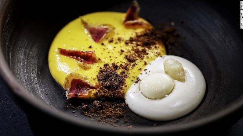 23. White Rabbit (Moscú) — El chef Vladimir Mukhin creó un giro lujoso en platos clásicos rusos en el White Rabbit. El restaurante inspirado en Alicia en el País de las Maravillas tiene una espectacular vista de 360 grados de Moscú.